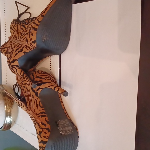 Qupid-(Sz 8) Brown/Blk animal print Ankle Boot-Tie up front inside Zipper 4"heel - Picture 8 of 10